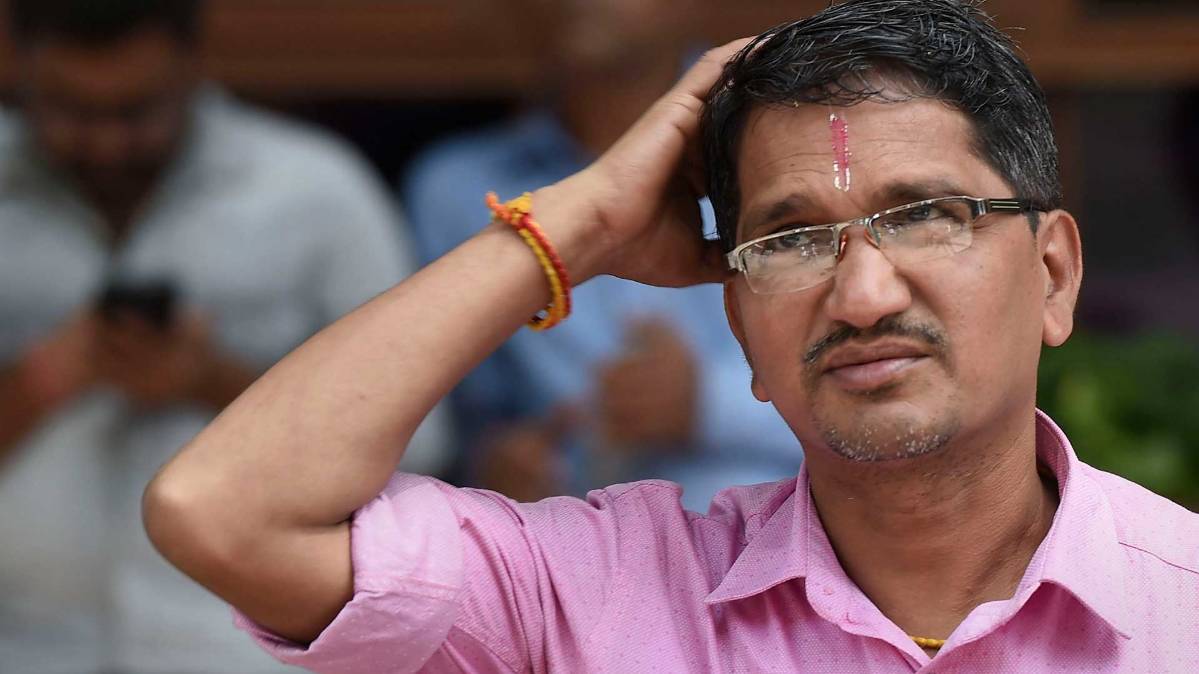 खुलते ही शेयर बाजार धड़ाम