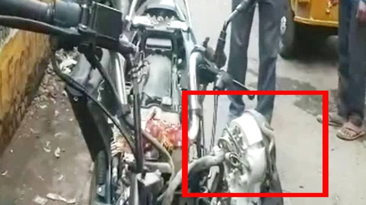 बाइक में घुसा जहरीला सांप