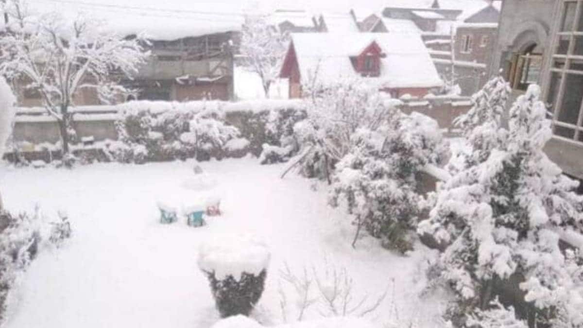 उत्तराखंड में भारी बर्फबारी से तापमान में आई गिरावट