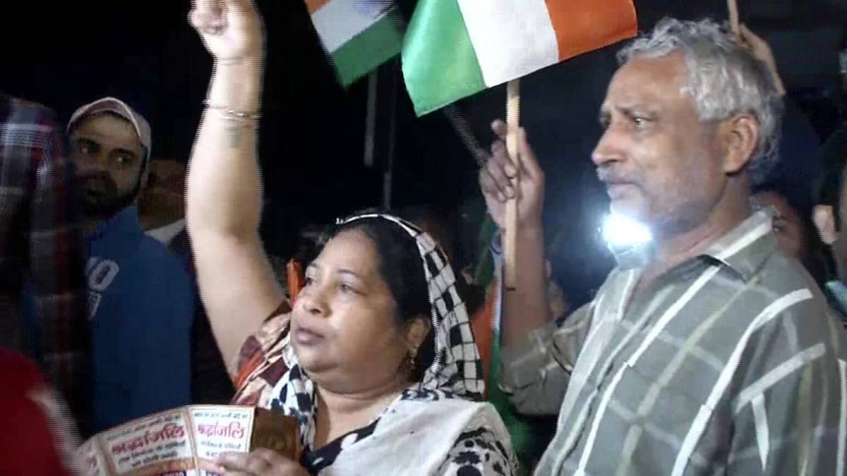 निर्भया के चारों दोषियों के फांसी के बाद लोग जश्न में (फाइल-पीटीआई)