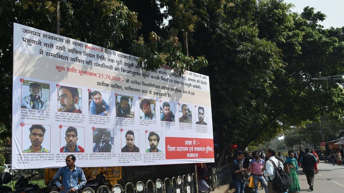 उपद्रवियों की पहचान के लिए लगाए गए पोस्टर