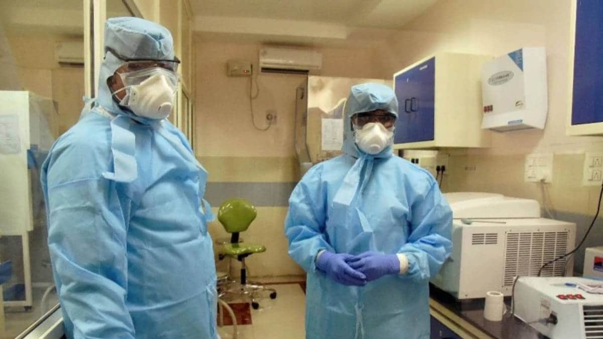 अस्पताल के कई डॉक्टर और नर्स कोरोना के संदिग्ध (File-PTI)