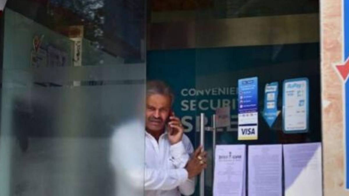 यस बैंक पर आर्थिक संकट से बढ़ी ग्राहकों की मुश्किलें