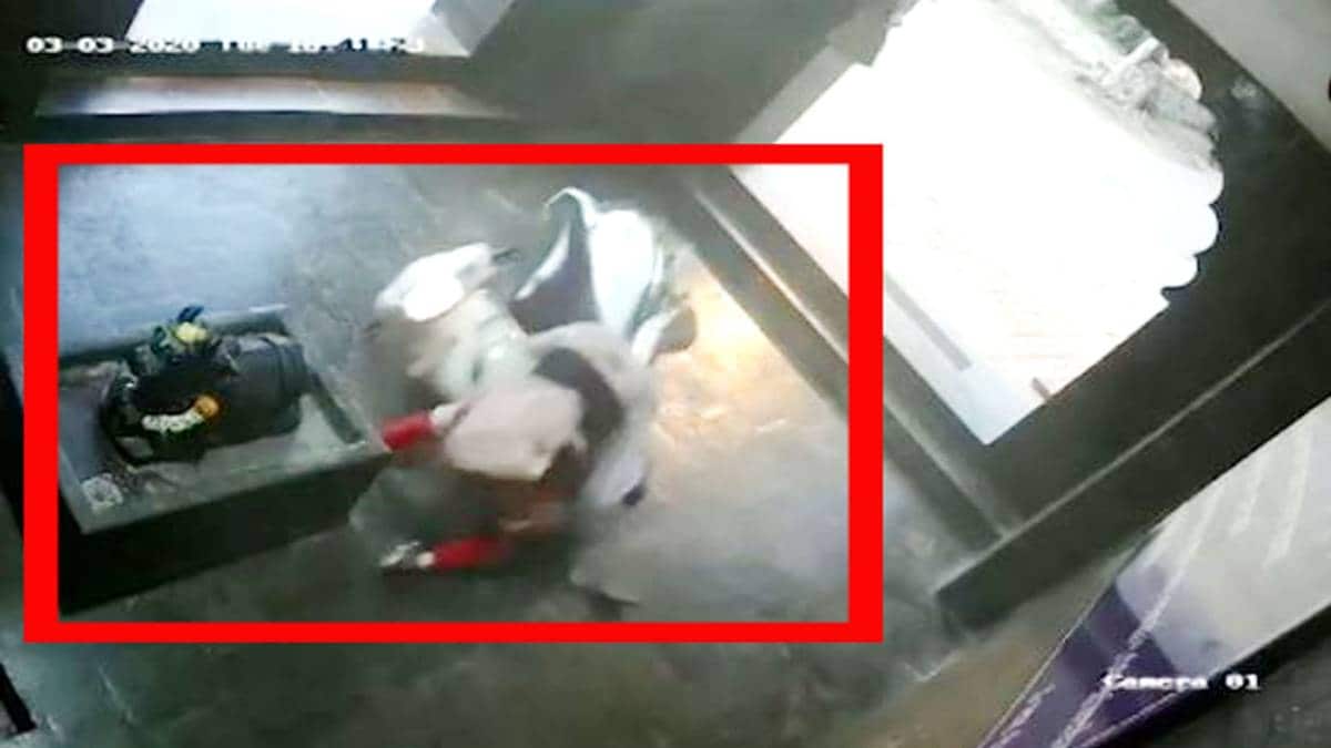 स्कूटर बेकाबू होने से हादसा (वीडियो ग्रैब)