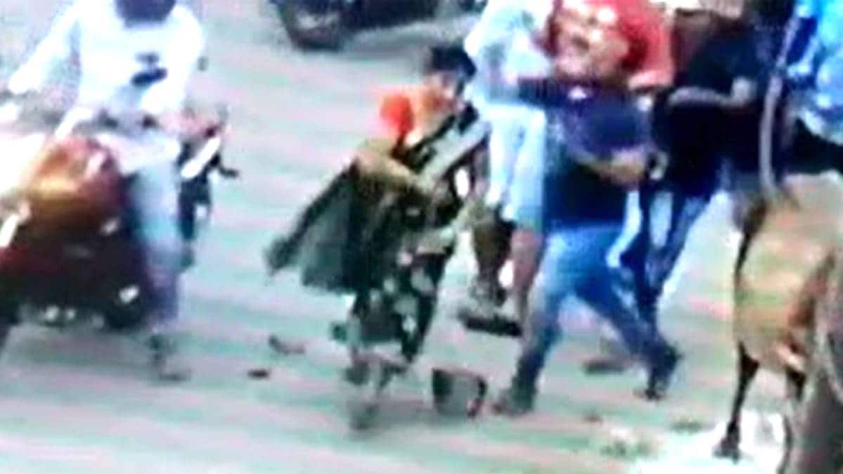 महिला को पीटते हुए गुंडे (वीडियो ग्रैब)