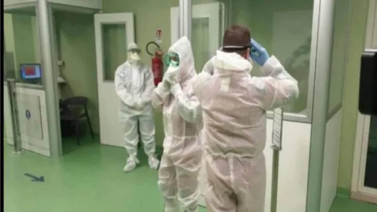 कोरोना के कहर के बीच स्वास्थ्यकर्मियों की जान से मजाक