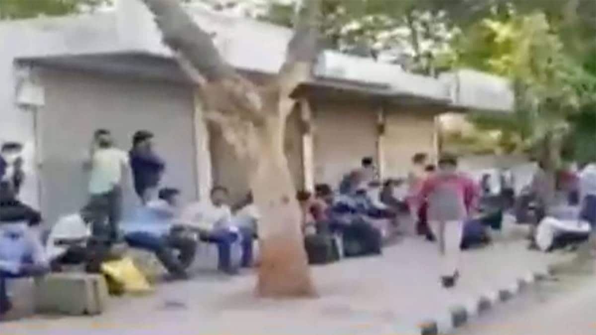 सड़कों पर उतरा मजदूरों का हजूम