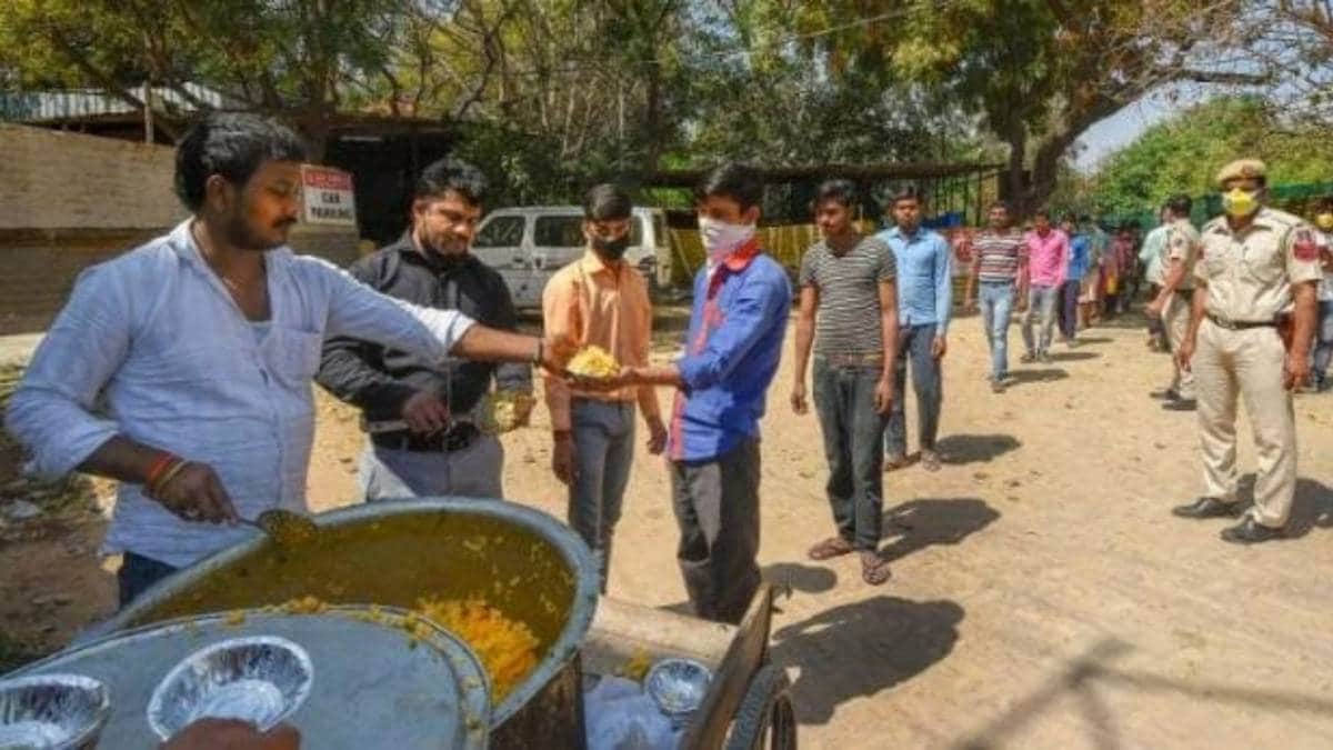 दिल्ली में जरूरतमंदों को दिया जा रहा है खाना (File- Aaj Tak)