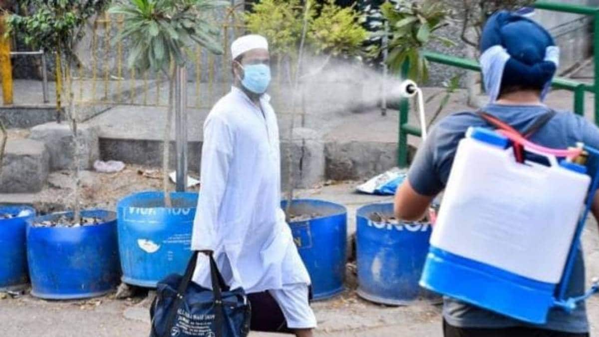 निजामुद्दीन मरकज़ के जमातियों पर बदतमीजी का आरोप  (फोटो-PTI)