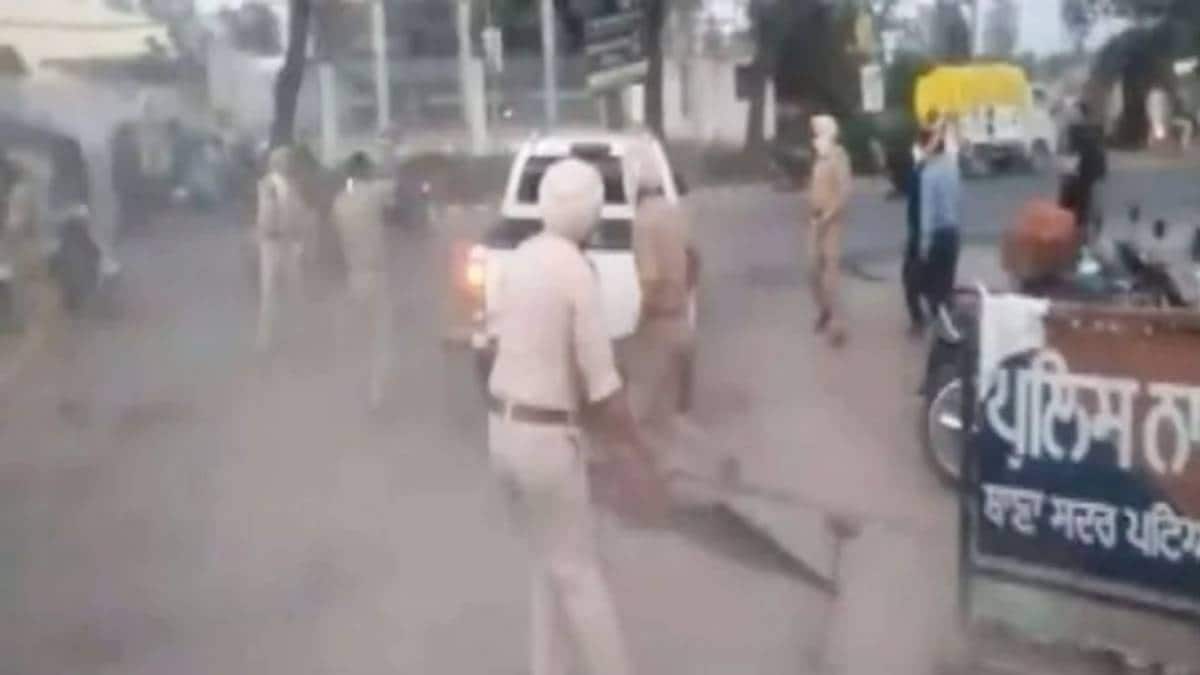 पुलिसकर्मियों पर हमला (File-Aaj Tak)