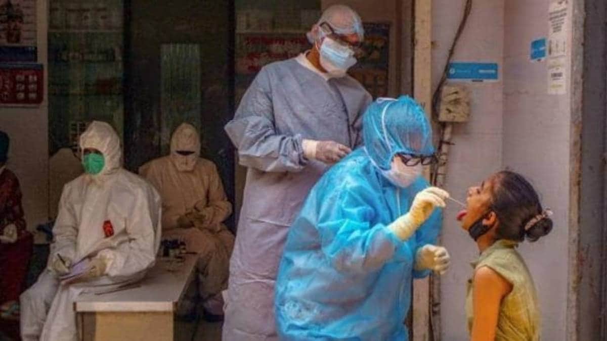 धारावी में महामारी का महासंकट (फाइल फोटो-PTI)