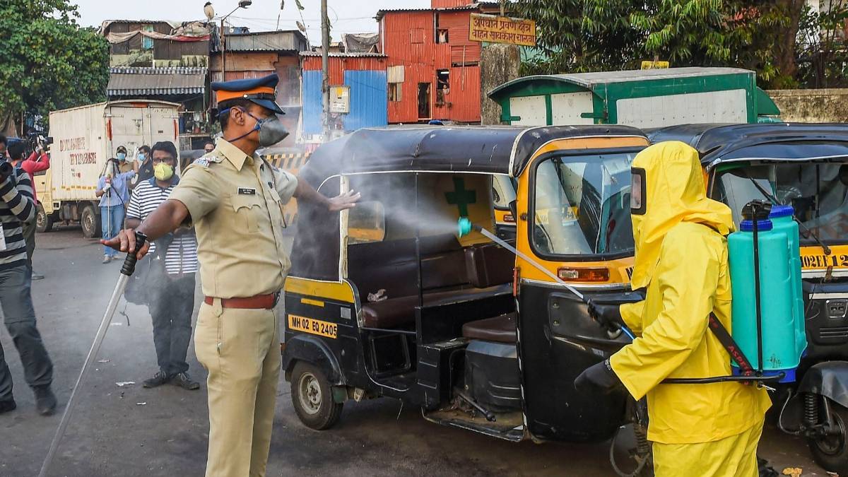 मुंबई में कोरोना का कहर जारी (File-PTI)