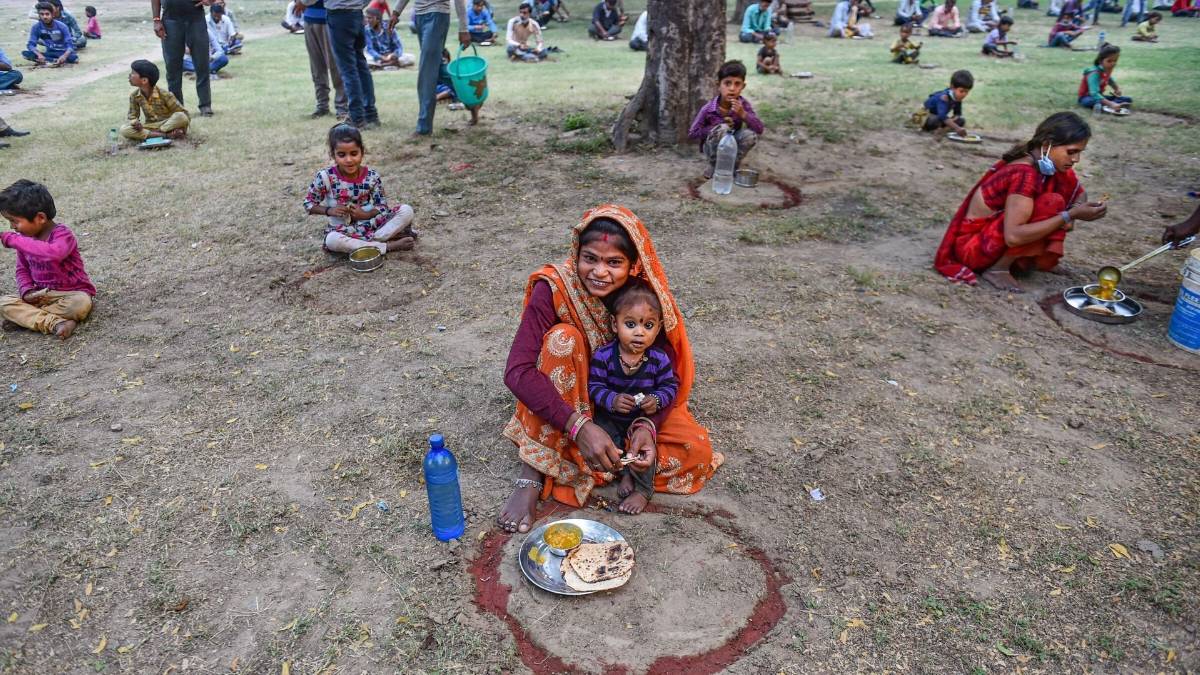 सोशल डिस्टन्सिंग का लोग कर रहे हैं पालन (File-PTI)