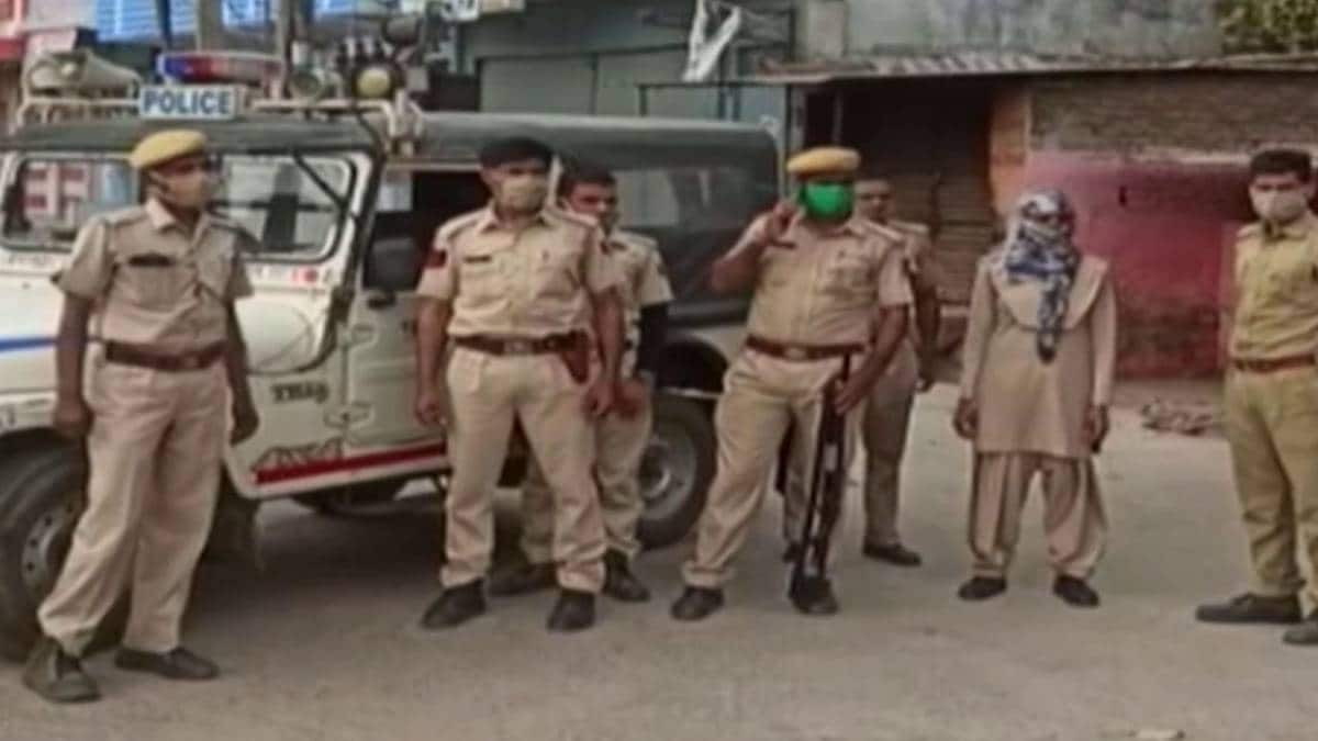 पुलिसकर्मियों पर हमला (फाइल- वीडियो ग्रैब)