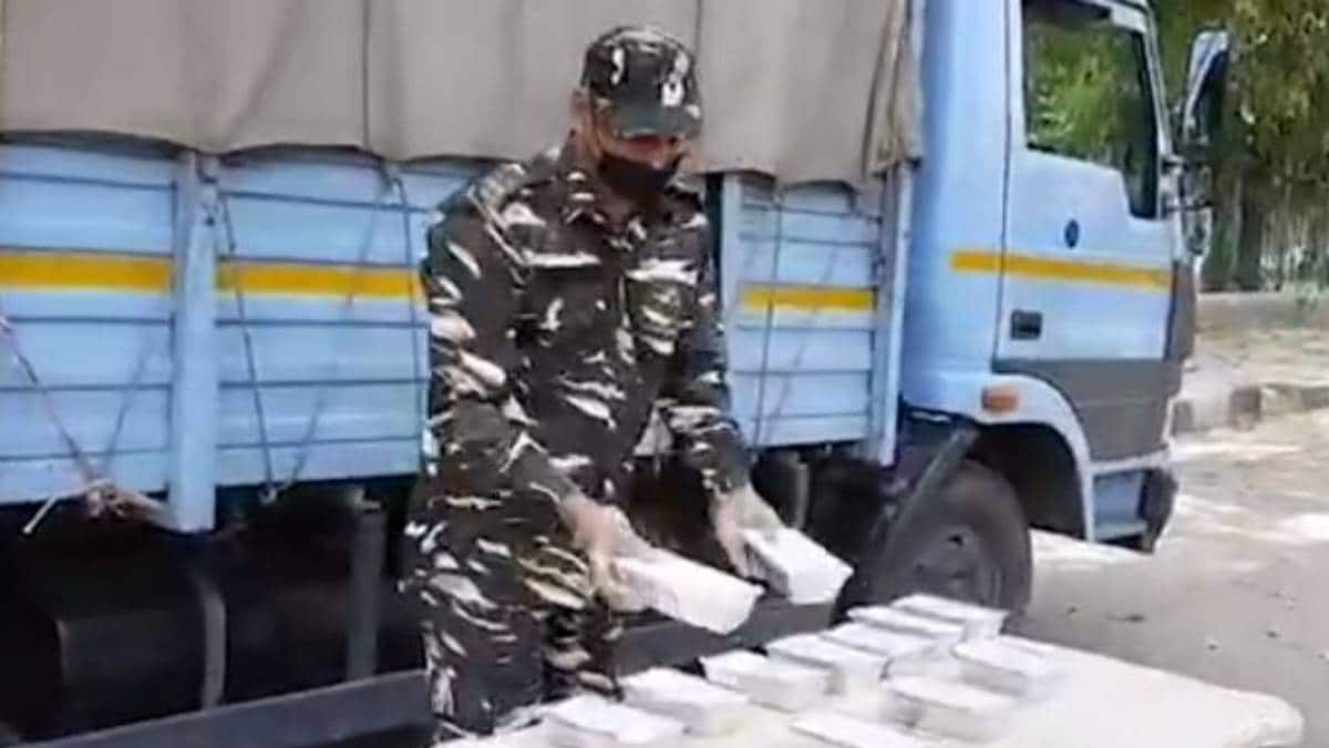 सीआरपीएफ कोरोना संकटकाल में कर रही है लोगों की मदद (फाइल- वीडियो ग्रैब)