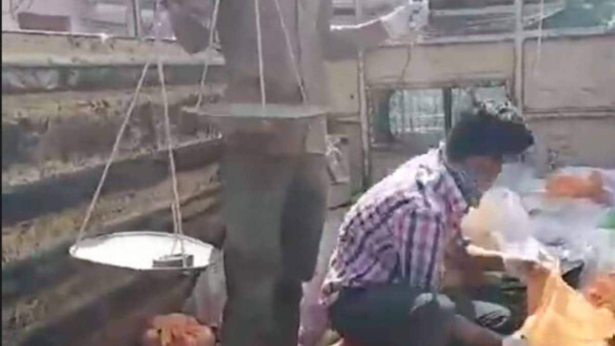 कोरोना हॉटस्पॉट इलाकों में ऐसे पहुंच रहा है सामान (File-PTI)