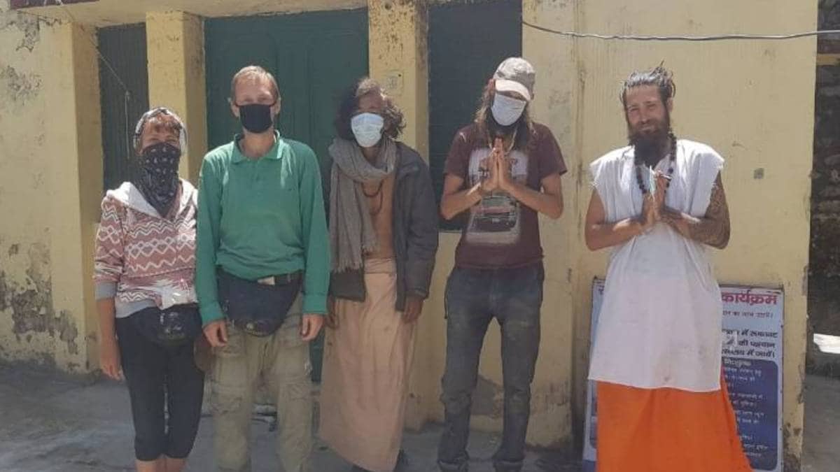 पुलिस ने गुफा से विदेशियों को पकड़ा (File- Aaj Tak)