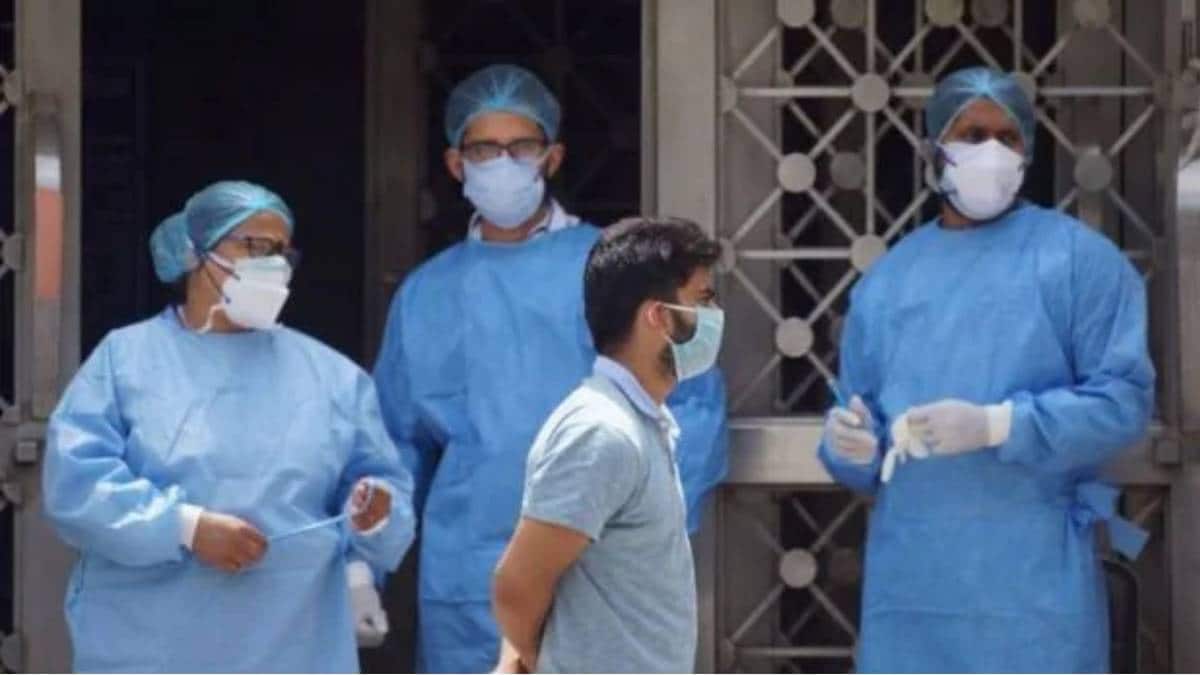 नर्स से लोगों ने किया गुनहगारों जैसा बर्ताव (तस्वीर-पीटीआई)