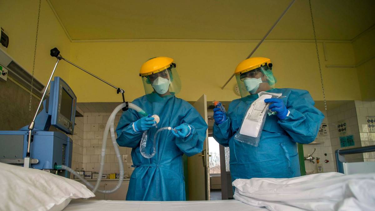 कोरोना मरीजों की तेजी से बढ़ रही तादाद (फाइल फोटो)