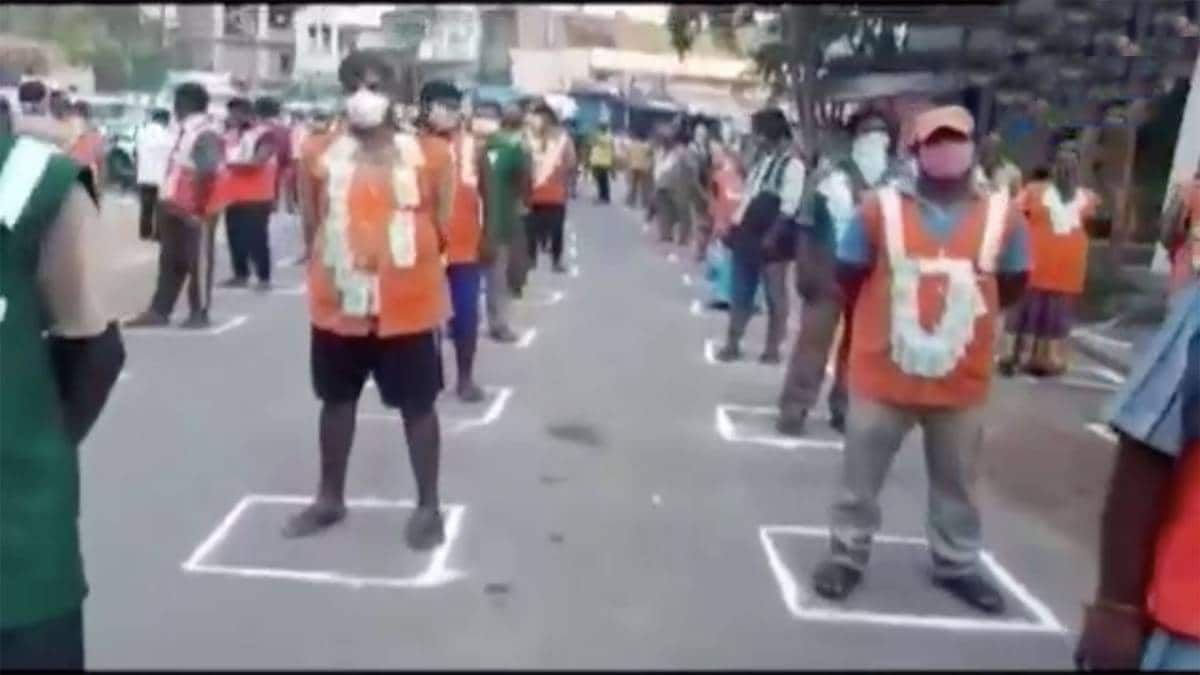 सफाईकर्मियों का सम्मान