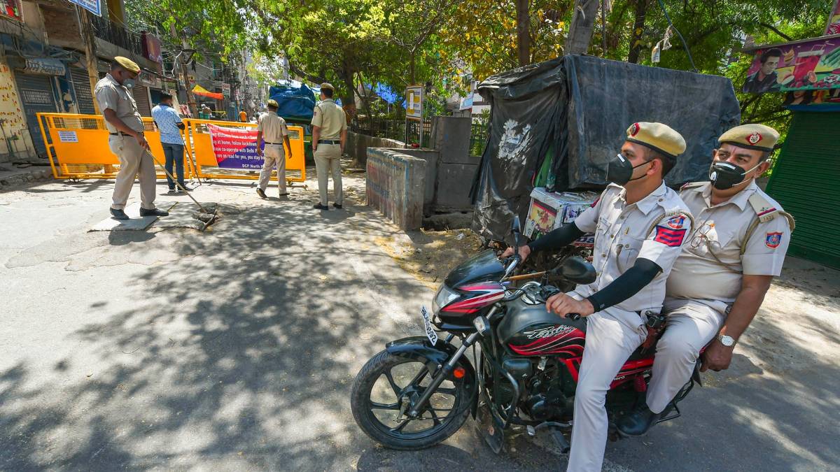 कोरोना से जंग (फाइल फोटो-पीटीआई)