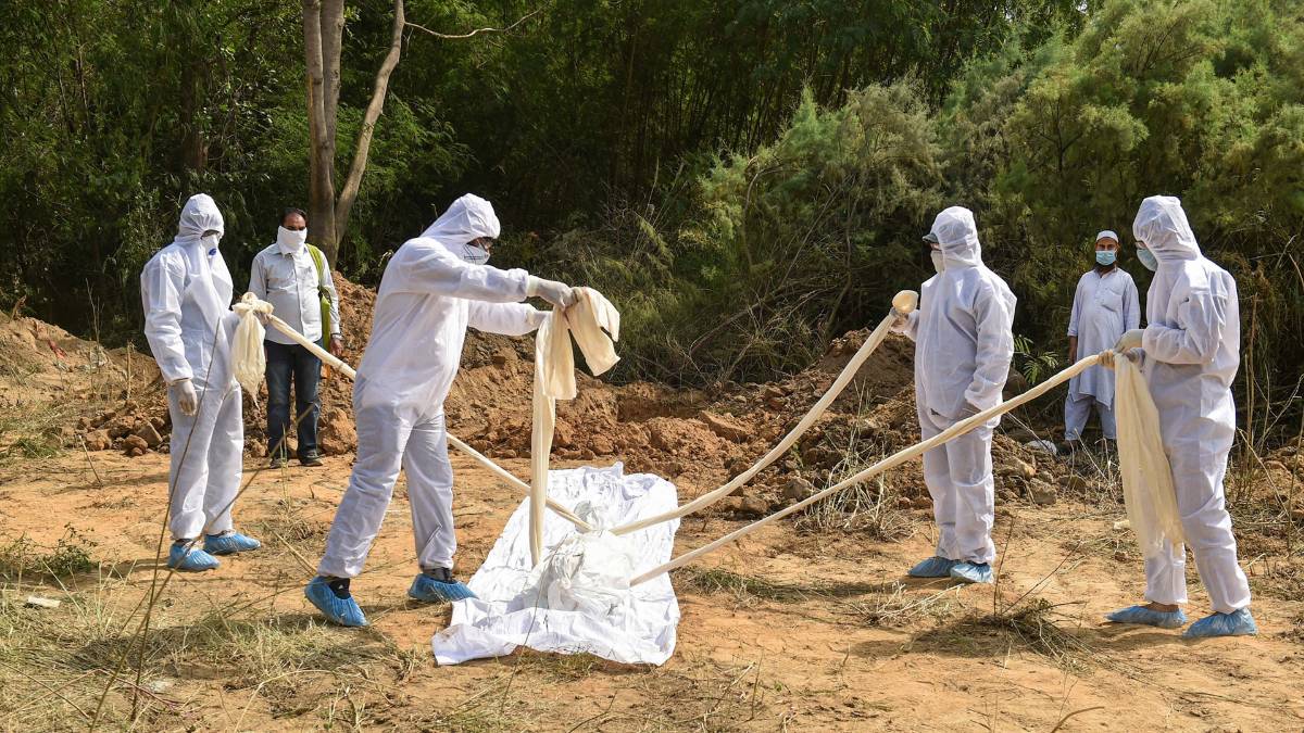 कोरोना के मरे शख्स का अंतिम संस्कार (फोटो-पीटीआई)