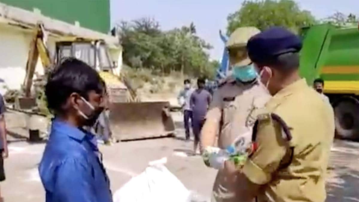 कर्मचारियों को बांटा राशन, मास्क, ग्लव्स