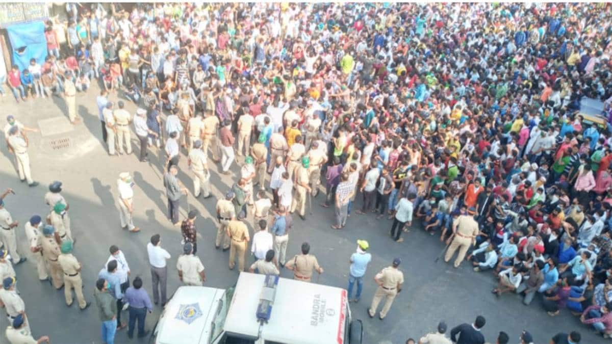 सोशल डिस्टेंसिंग की उड़ी धज्जियां