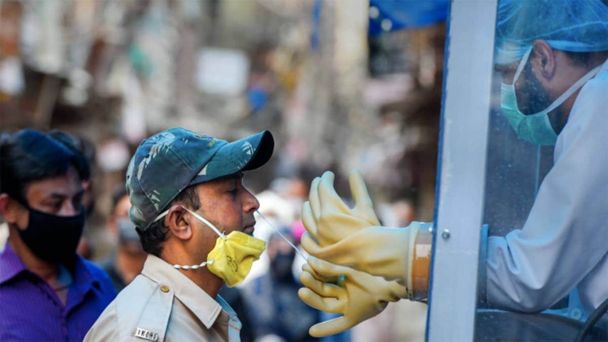 कोरोना से जंग (फाइल फोटो-पीटीआई)