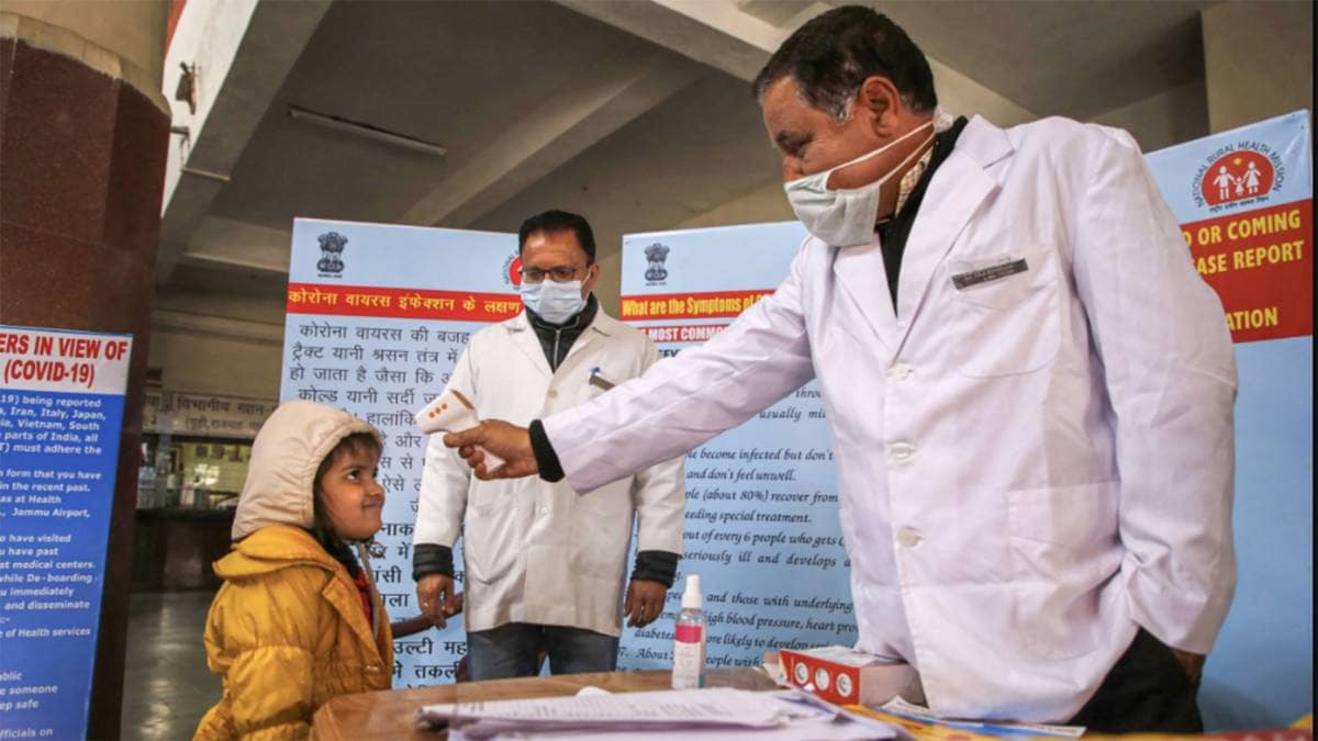 डॉक्टर्स से जानें कोरोना की तीसरी स्टेज का खतरा (फाइल फोटो-पीटीआई)