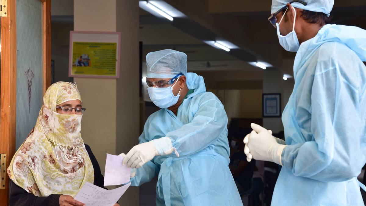 कोरोना से जंग ( फोटो-पीटीआई)