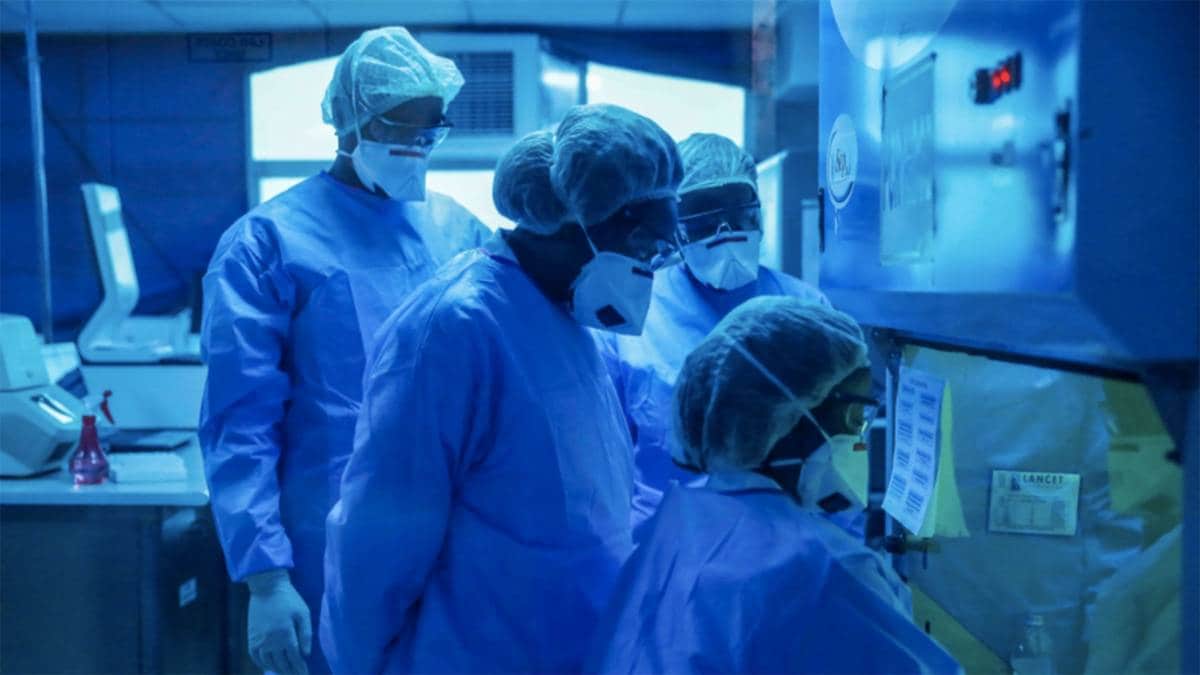 कोरोना से जंग (फाइल फोटो-पीटीआई)