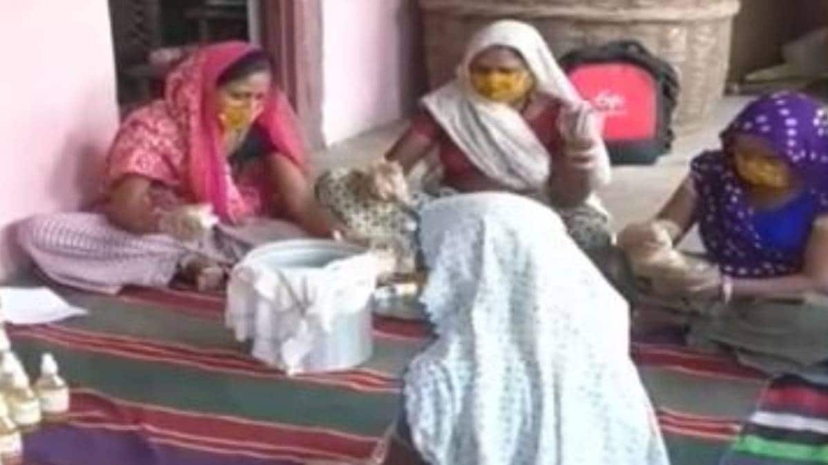 आदिवासी महिलाओं ने बनाया सैनिटाइजर (फाइल-वीडियो ग्रैब)