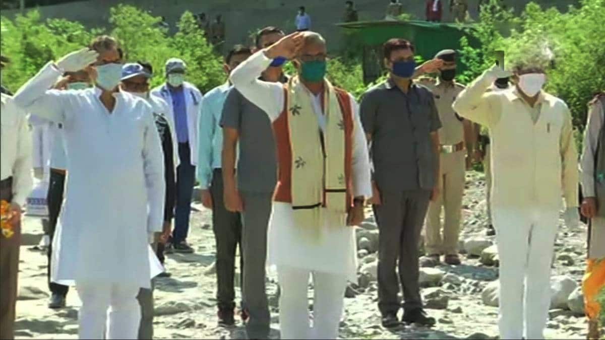 CM Trivendra Singh attends the wreath laying ceremony of CM Yogi's father (Photo-ANI)