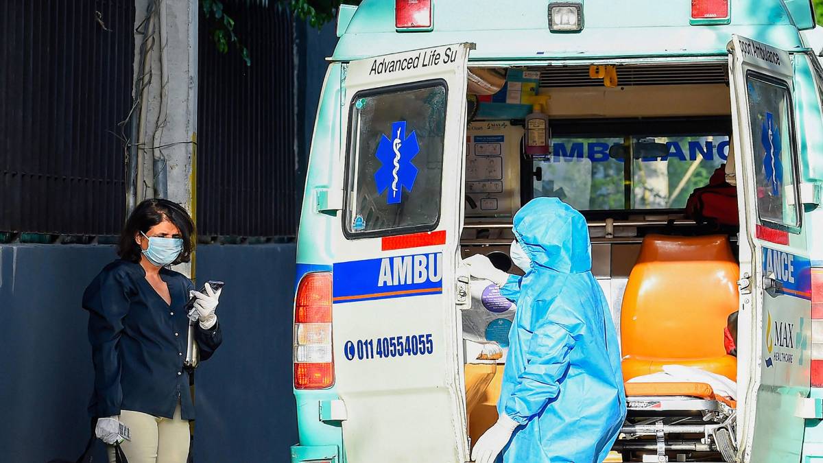 लगातार बढ़ रही कोरोना के नए मरीजों की तादाद (फोटो-पीटीआई)