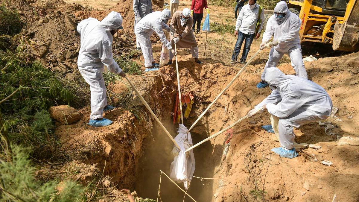 कोरोना से मौत के बाद जमीन में दफनाते लोग