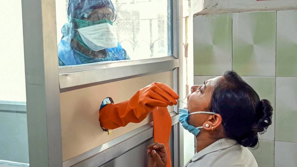 कोरोना वायरस की टेस्टिंग के लिए सेंपल लेते स्वास्थ्यकर्मी