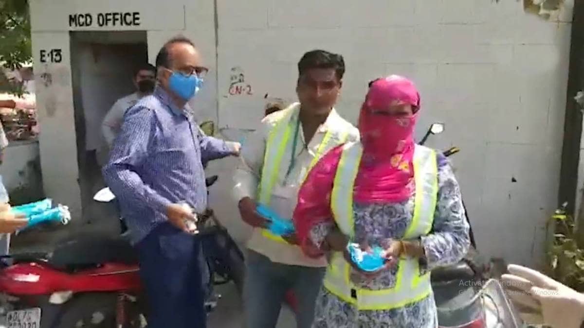 सफाई कर्मचारियों को मदद पहुंचाई
