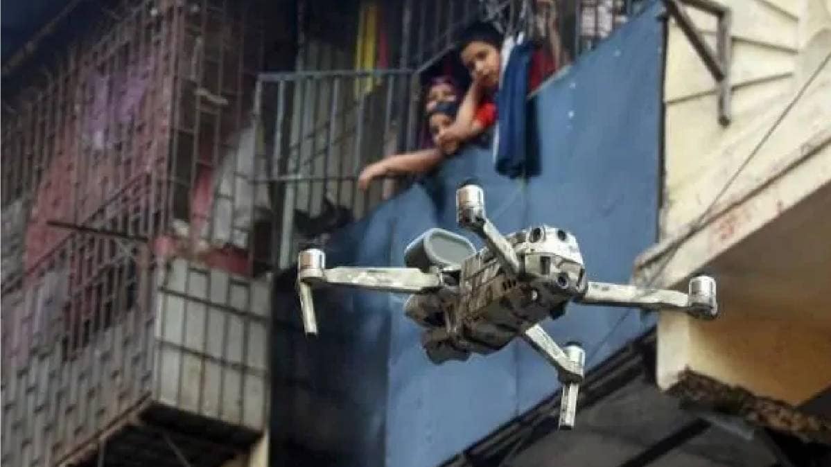 ड्रोन से क‍िया जा रहा सैनि‍टाइजेशन