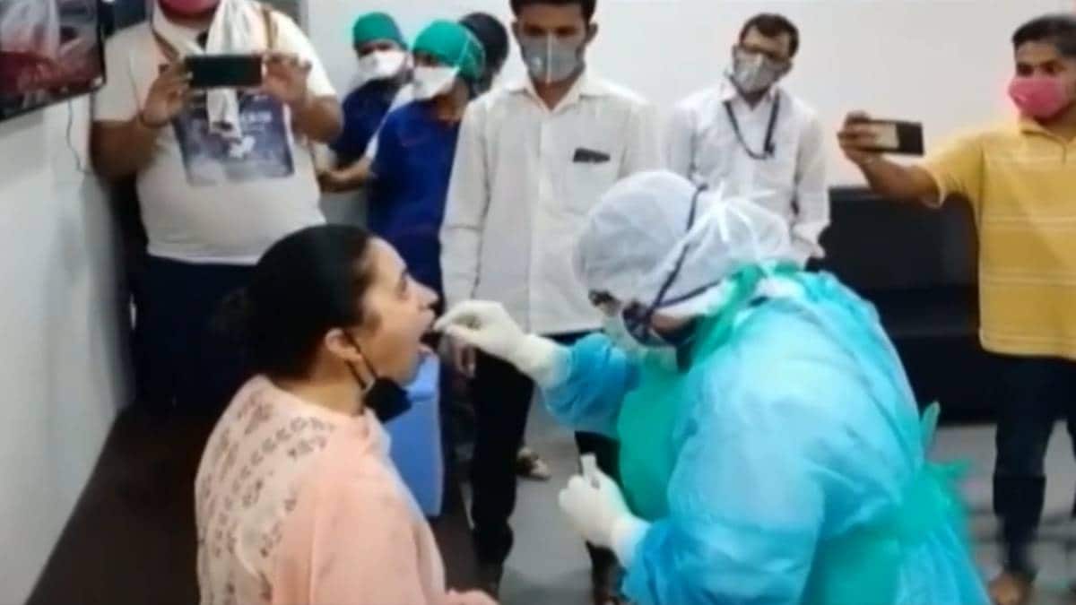 टेस्ट के लिए सैंपल देतीं महिला सांसद