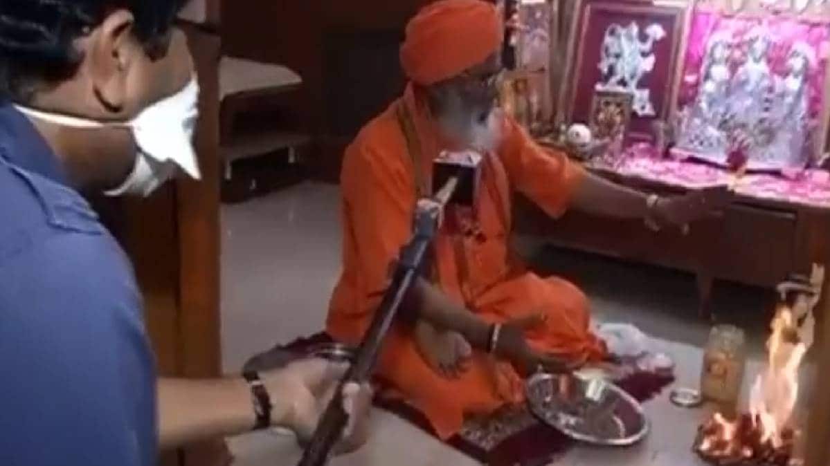 कोरोना का कहर, साक्षी महाराज के घर हवन