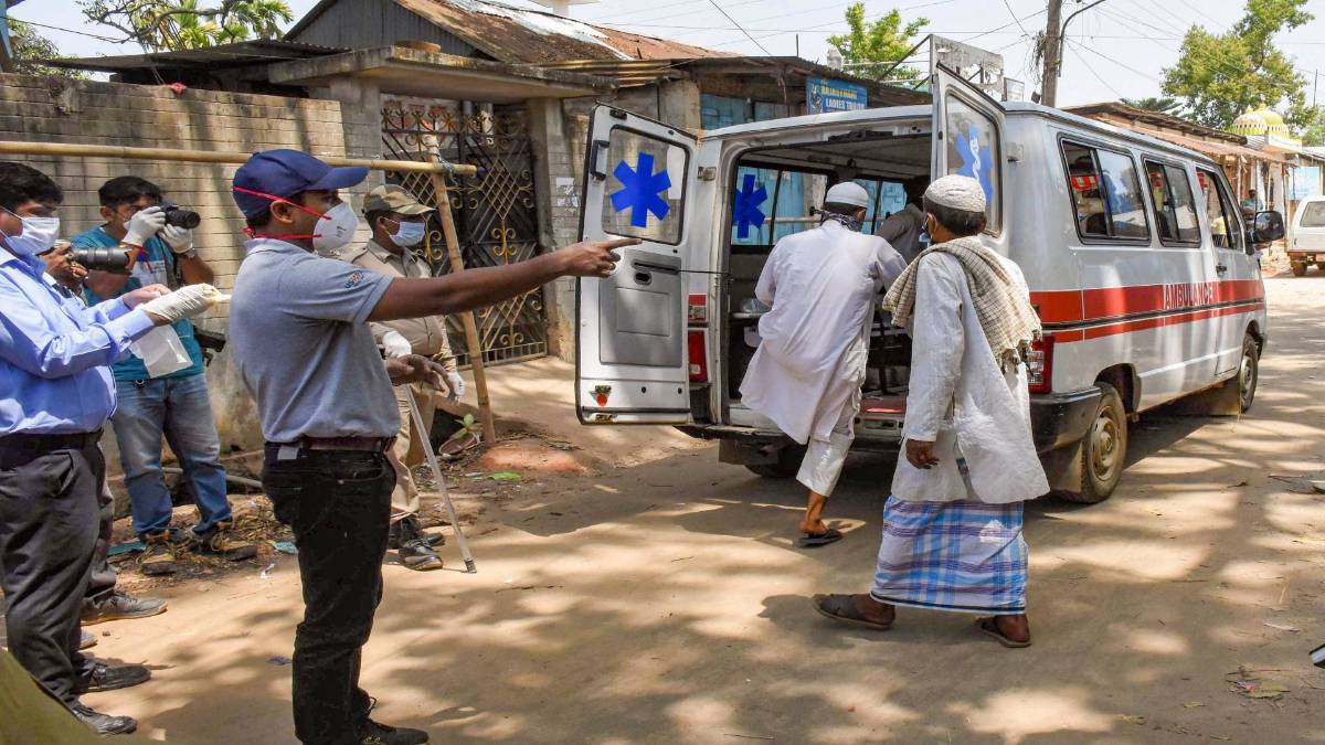 तब्लीगी जमात के सदस्यों को अस्पताल ले जाते पुलिसकर्मी