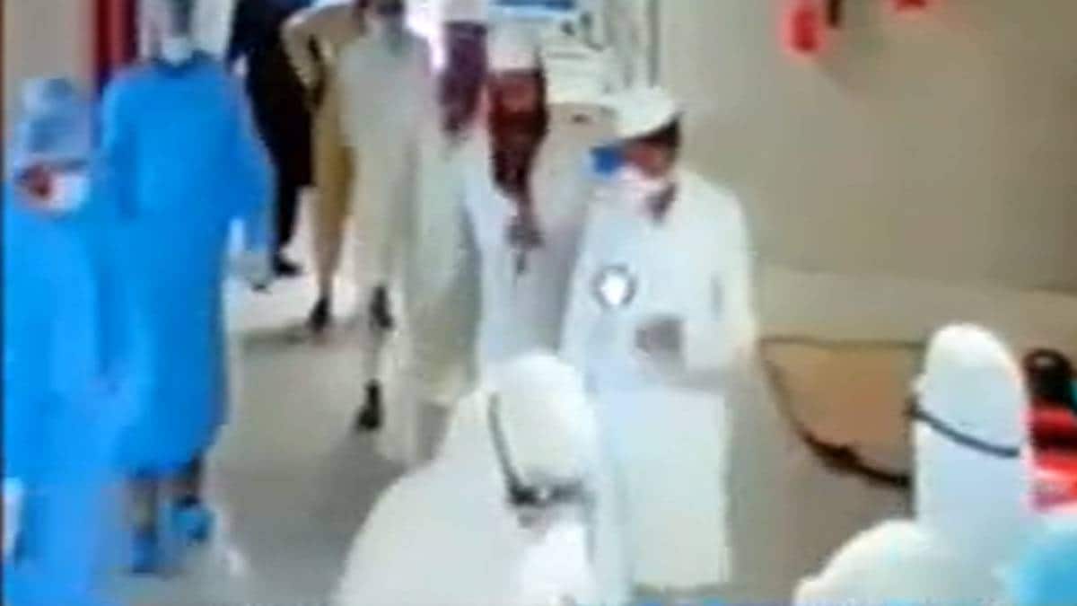 Corona infected Tabligh Jamati misbehaving with doctors in Halet Medical College kanpur