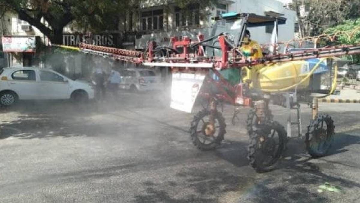 कोरोना के खिलाफ सड़क पर जापानी मशीन