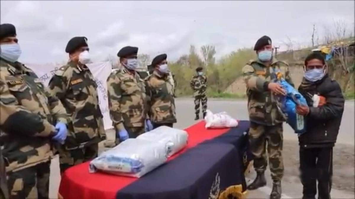 BSF कर रही लोगों की मदद
