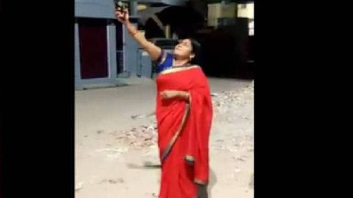 बीजेपी नेता की हवाई फायरिंग