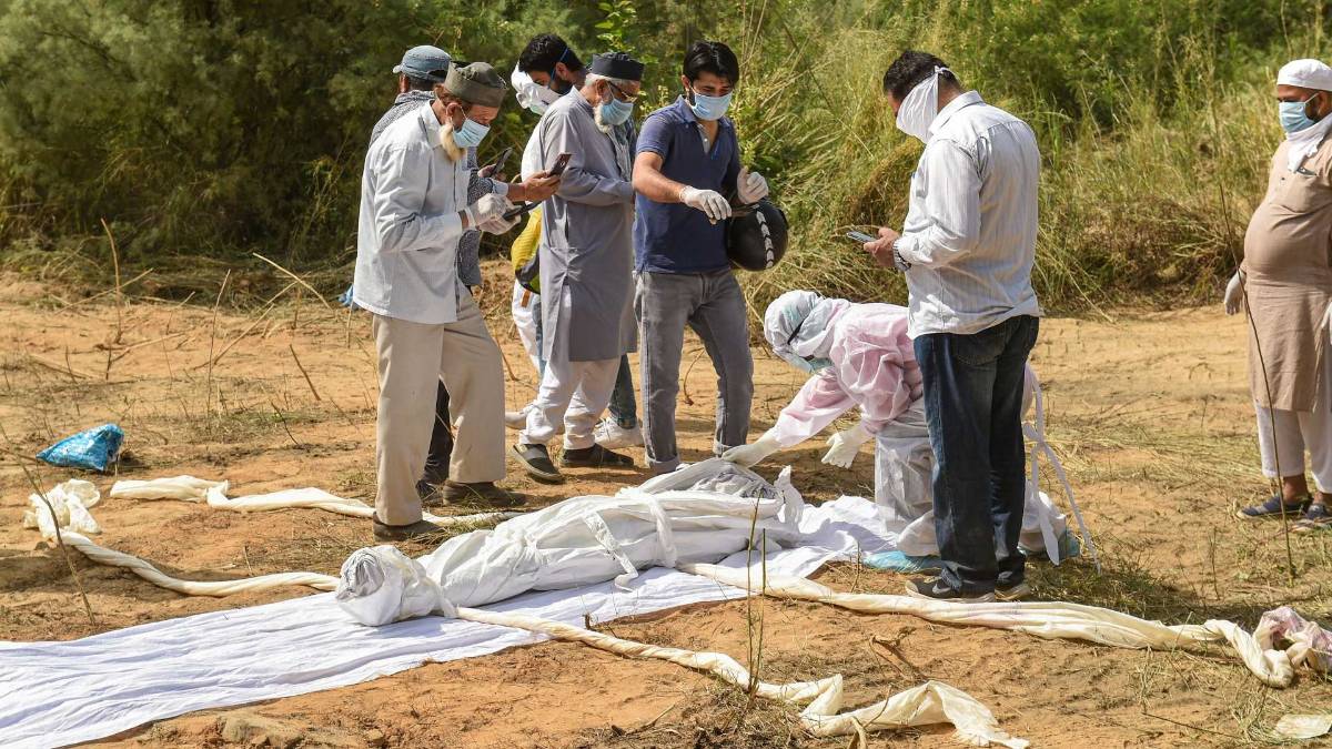 कोरोना से मारे गए शख्स का अंतिम संस्कार के लिए आए परिजन