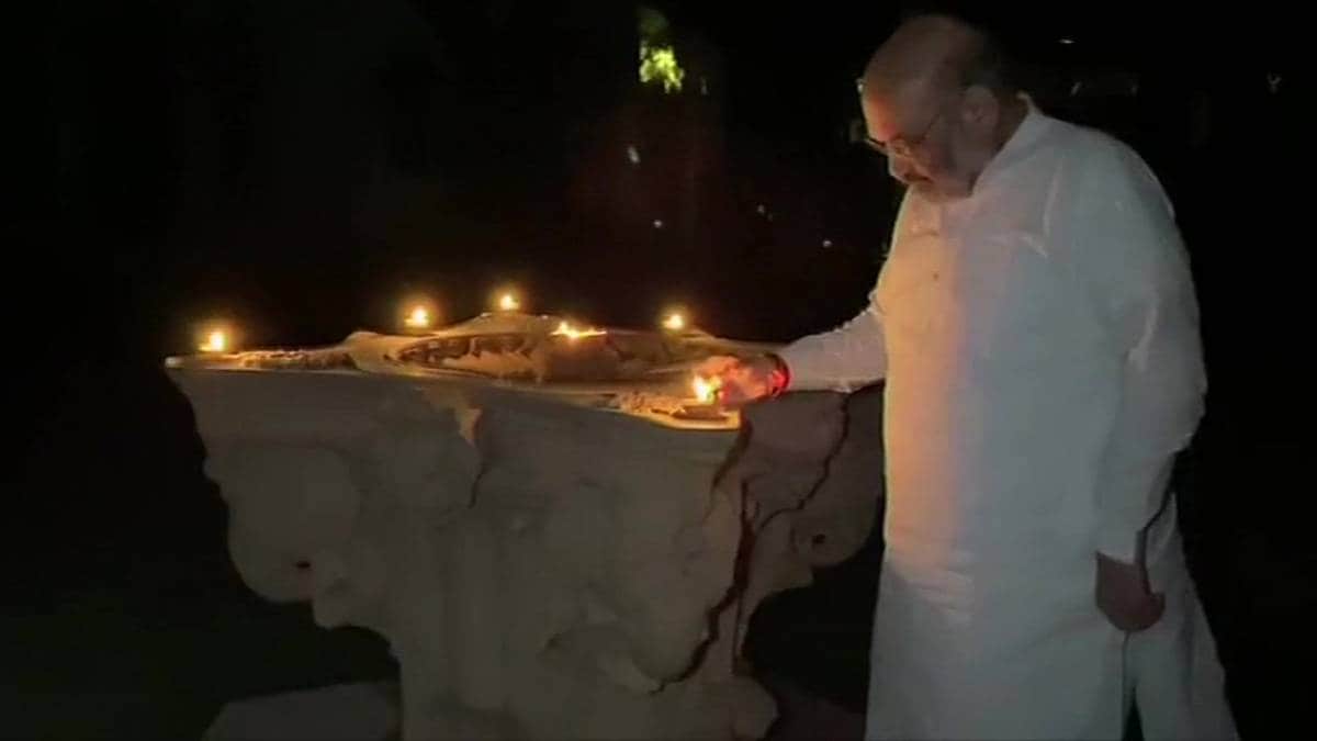 India turns off lights puts out diyas candles to unite against Covid-19 coronavirus as per pm modi call