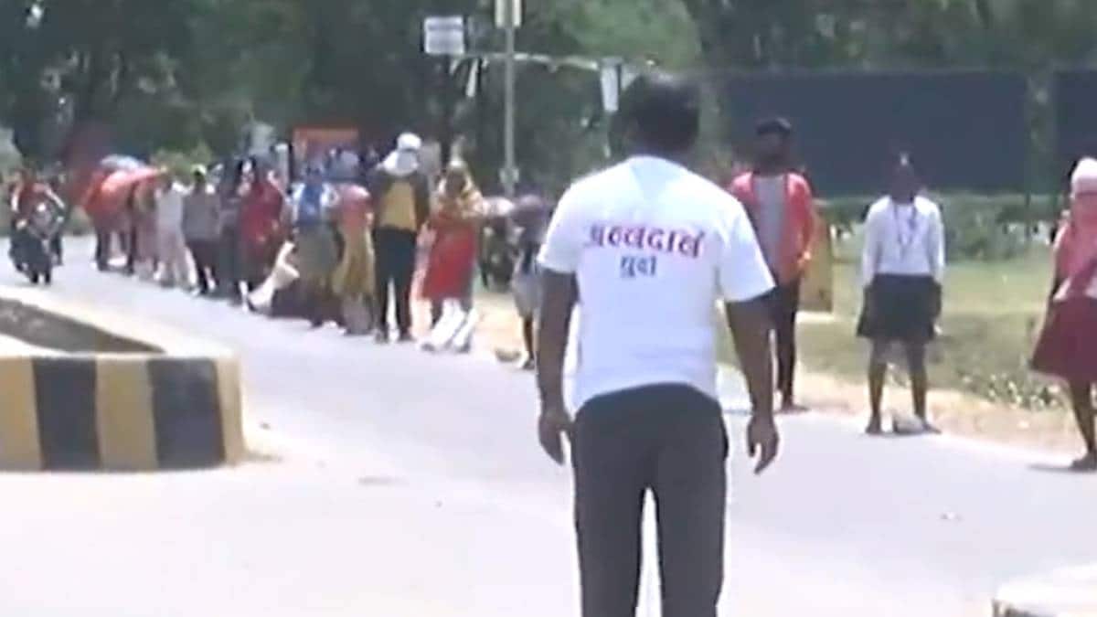 Poor labors gathered to seek meal amid lockdoen in Ranchi