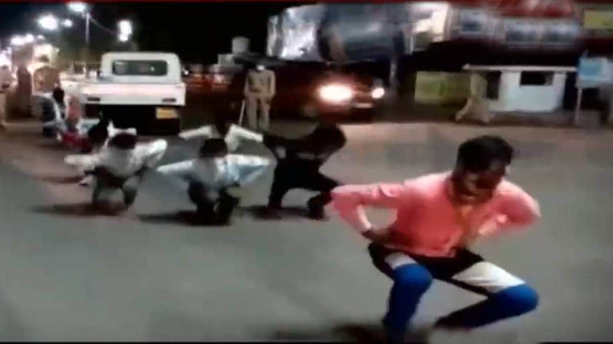 लॉकडाउन तोड़ने वालों को सजा देती पुलिस